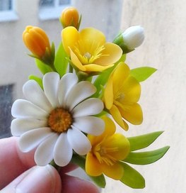 РОМАШКА с ЛЮТИКАМИ (букетик-бутоньерка) Продолжительность 5 часов - 3 цветка лютика с двумя бутонами и ромашкой.