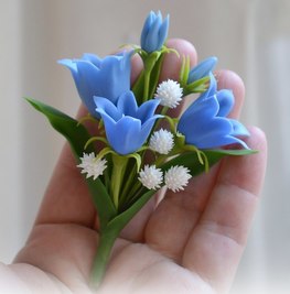 бутоньерка - КОЛОКОЛЬЧИКИ(4 часа) - 3 цветка и двумя бутонами + листики и гомфреной.
