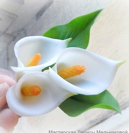 Бутоньерка с КАЛЛАМИ(3 часа) - 3 цветочка и два листика для броши или заколки.