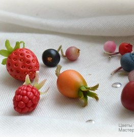 ЯГОДКИ- 4-х часовой мастер-класс по созданию различных ягодок, по 1-2 штучки (малинка, клубничка, шиповник, вишенка, черничка, брусничка, чёрная смородинка).
